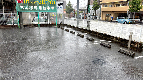 フィットケアデポ片倉店薬局の駐車場