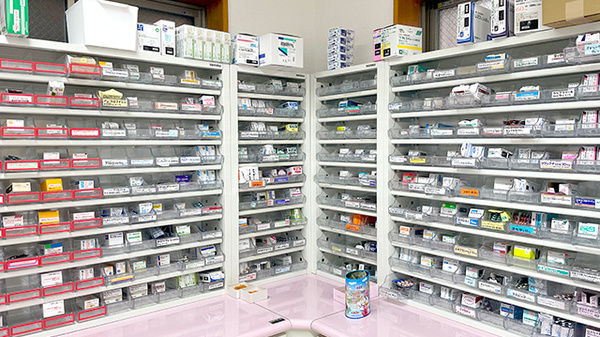 尼崎総合調剤薬局の薬棚
