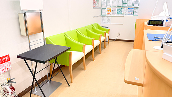 ドラッグセイムス小作駅東口薬局の待合スペース