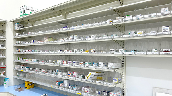 ププレひまわり薬局 本郷店の薬棚