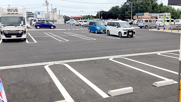 ヤックスドラッググラン８モール八街薬局の駐車場