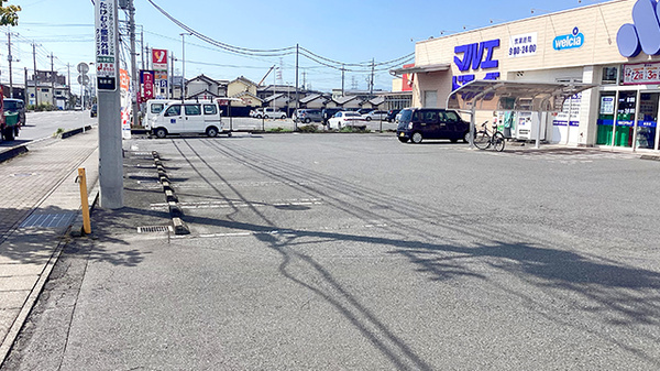 マルエ薬局箱田店の駐車場