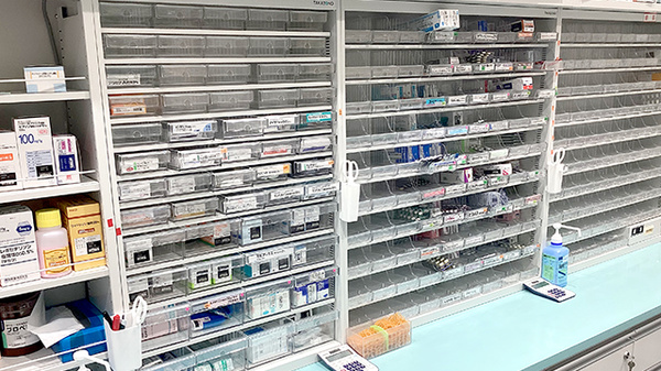 あおぞら薬局　市川店の薬棚