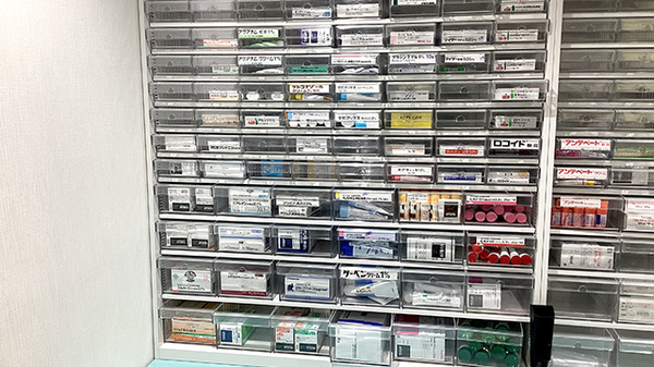 あおぞら薬局　経堂店の薬棚
