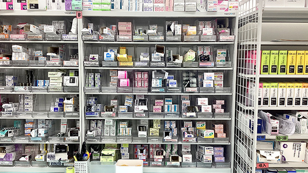 あおい調剤薬局　久保稲荷店の薬棚