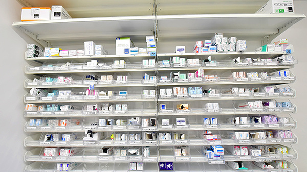 スギ薬局 中野通り店の薬棚