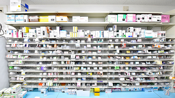 調剤薬局ツルハドラッグ東北大学病院前店の薬棚