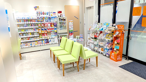 あけぼの薬局　豊洲セイルパーク店の待合スペース