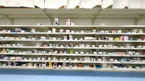 イオン薬局三条須頃店の薬棚