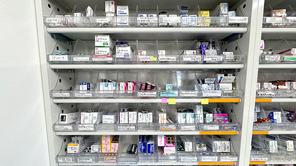 大信薬局ひびきの店の薬棚