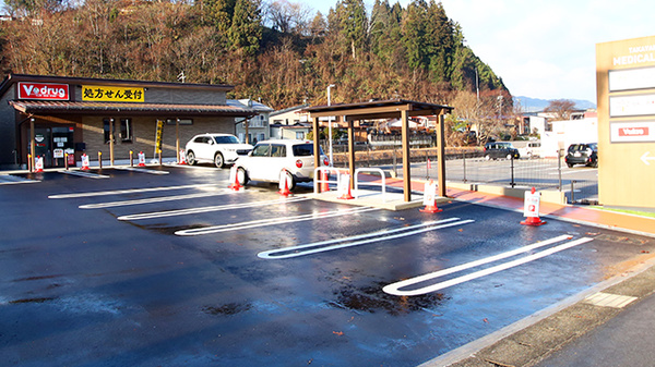 V・drug　高山三福寺薬局の駐車場