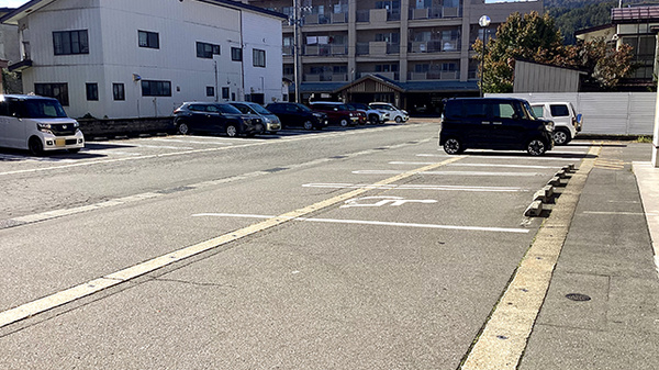 アメリカンドラッグ飯山本町薬局の駐車場