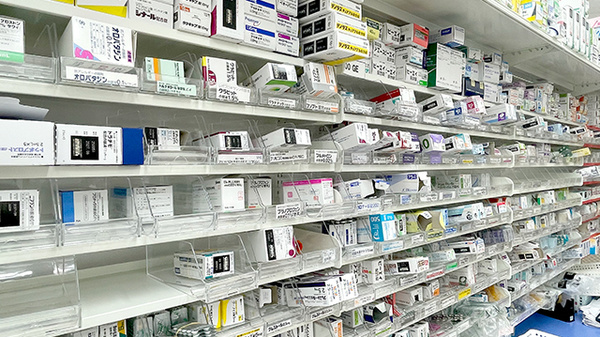 コクミン薬局おおとりウイングス2階店の薬棚