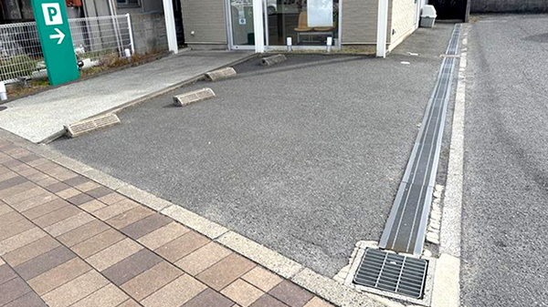 みかど薬局の駐車場