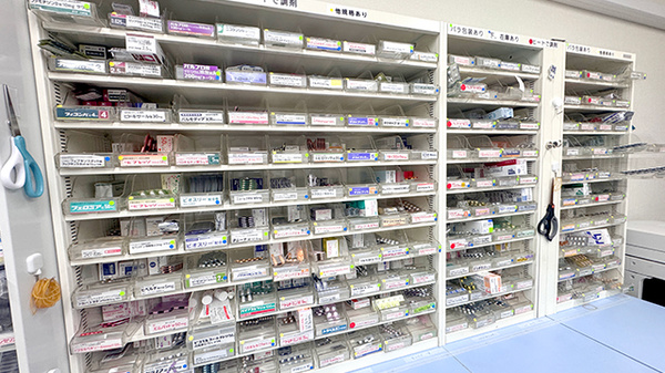 くどう薬局下郡店の薬棚
