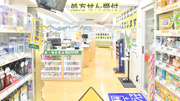 スギ薬局 中野２丁目店の入口