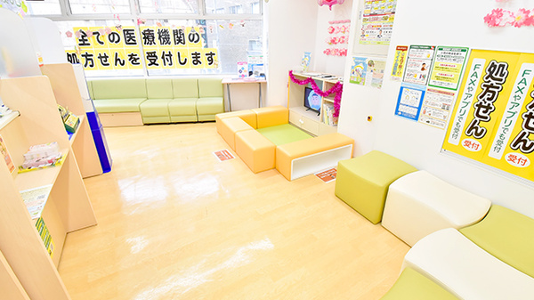 スギ薬局 中野２丁目店の待合スペース