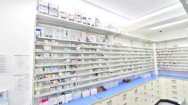 スギ薬局 中野２丁目店の薬棚