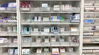 中央薬局　田所町店の薬棚