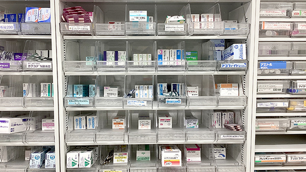 中央薬局　田所町店の薬棚