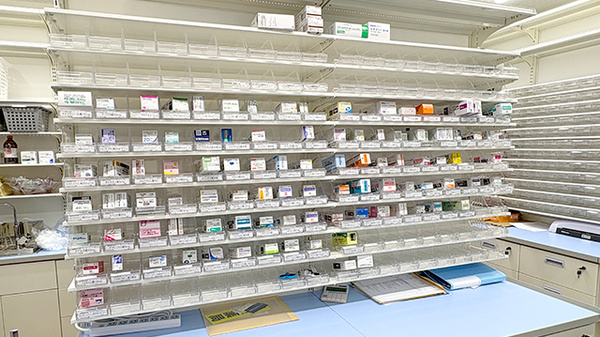 ココカラファイン薬局堺駅前店の薬棚