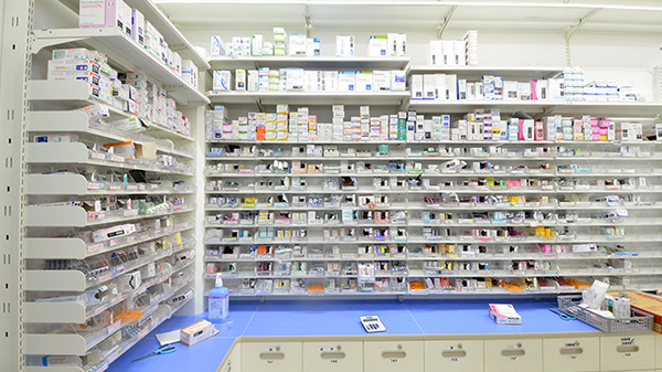 調剤薬局ツルハドラッグ旭川豊岡5条店の薬棚
