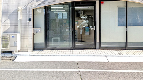 薬局トモズ同潤会松江店の入口