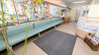 薬局トモズ同潤会松江店の待合スペース