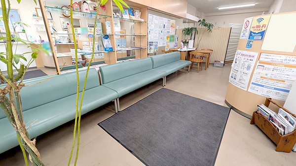 薬局トモズ同潤会松江店の待合スペース