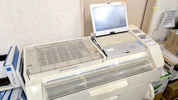 薬局トモズ同潤会松江店の調剤器具