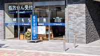 薬局トモズ中野富士見町店の入口