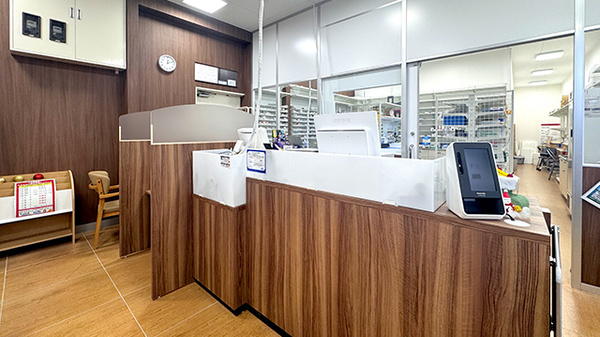 ウエルシアプラス薬局 南片江店の受付/カウンター