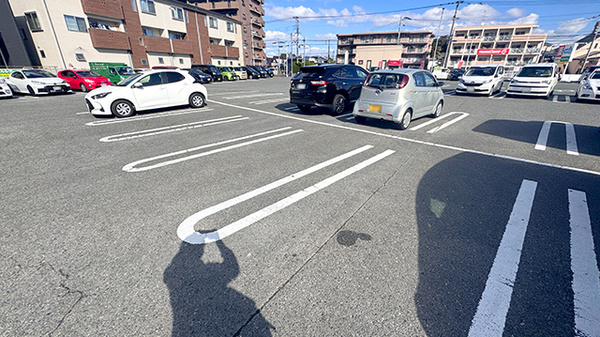 ウエルシアプラス薬局 南片江店の駐車場