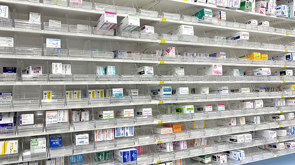 薬局トモズminanoba相模原店の薬棚