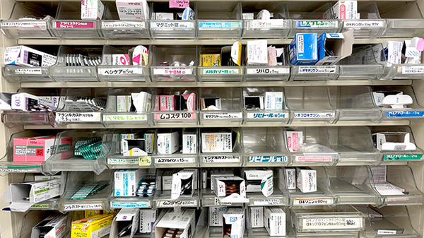 すず薬局　にしろく一丁目店の薬棚