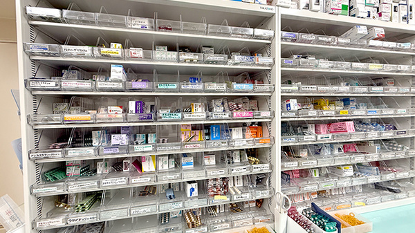 ひかり調剤薬局の薬棚