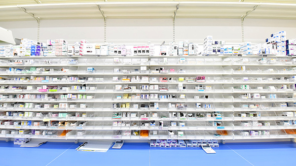 調剤薬局ツルハドラッグ堺三国ヶ丘店の薬棚