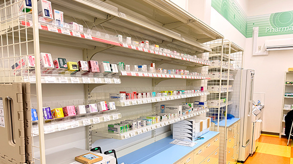 ドラッグセイムス南小岩薬局の薬棚