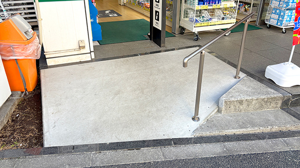 ドラッグセイムス千歳烏山薬局のバリアフリー設備