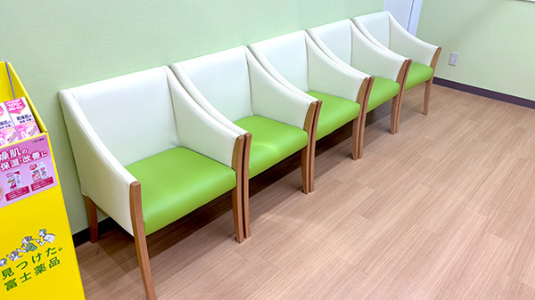 ドラッグセイムス千歳烏山薬局の待合スペース