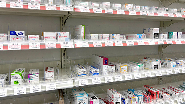 ドラッグセイムス千歳烏山薬局の薬棚