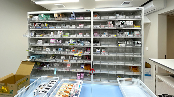 福薬局小郡店の薬棚
