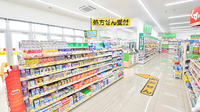スギ薬局 平田店の入口