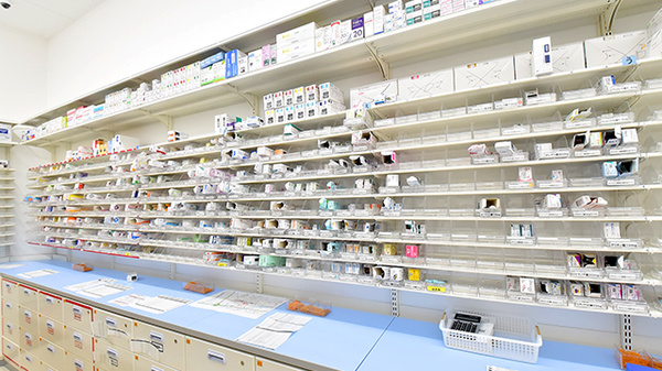 スギ薬局 平田店の薬棚