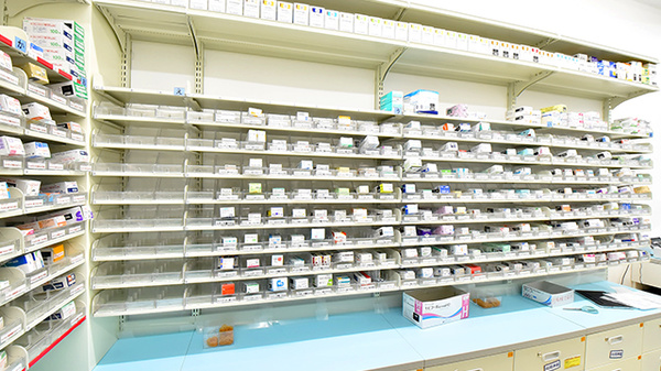 スギ薬局 北浜南店の薬棚
