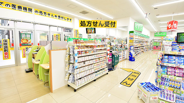 スギ薬局 堀山下店の入口