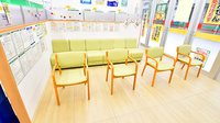 スギ薬局 堀山下店の待合スペース
