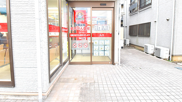 薬局くすりの福太郎　東中沢店の入口