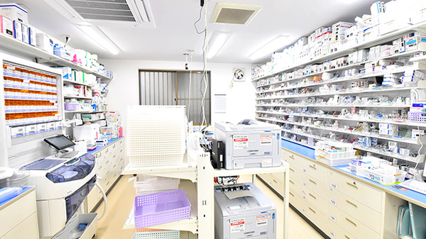薬局くすりの福太郎　東中沢店の調剤室
