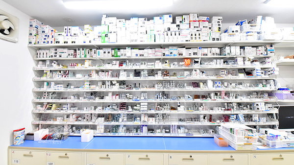 薬局くすりの福太郎　東中沢店の薬棚